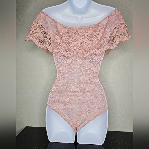 A'GACI Off the shoulder All Over Lace Pink Bodysuit. Size Small - Picture 9 of 14